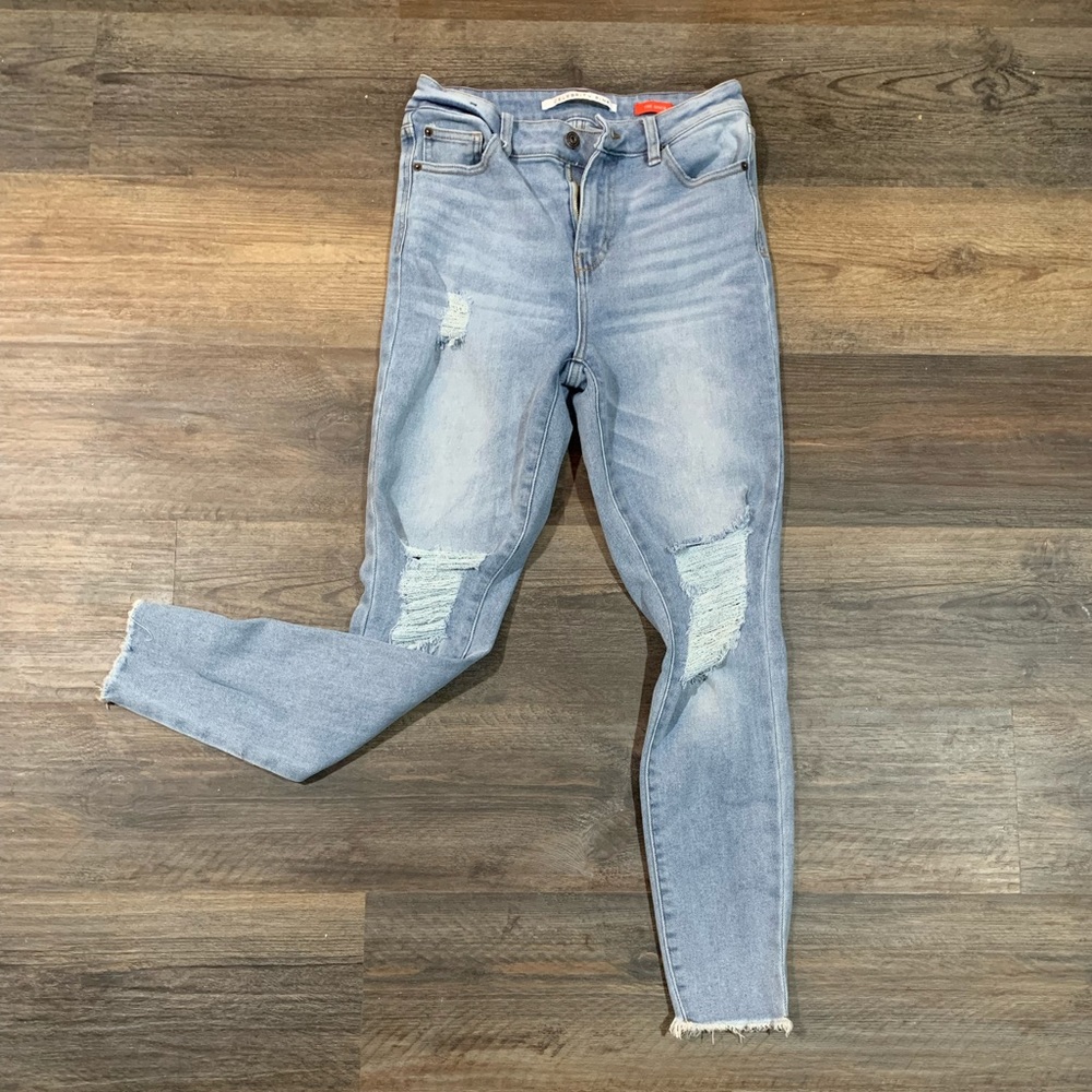 Ripped, high waisted jeans!
